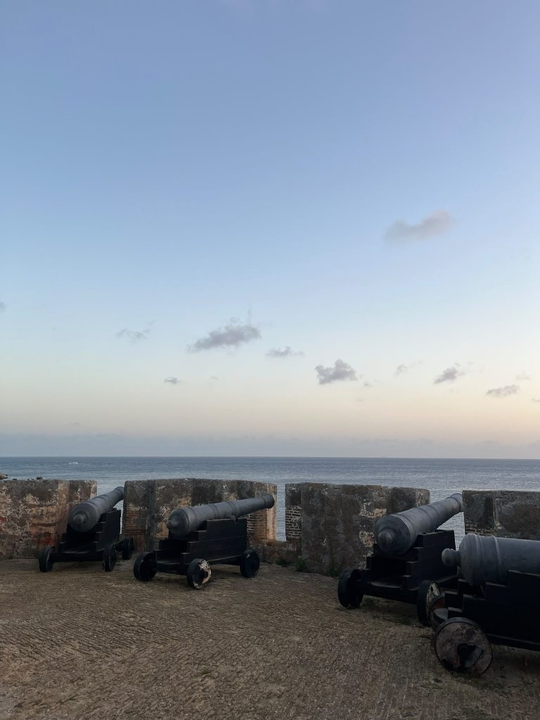 Les canons d’un vieux fort face à la mer, Curaçao