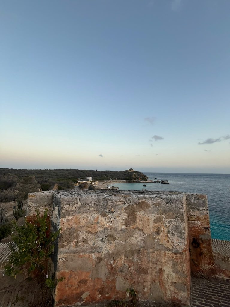 Coucher de soleil depuis un vieux fort de Curaçao