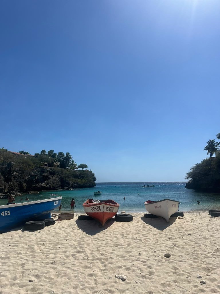 Crique et barques de pêcheurs sur la côte ouest de Curaçao