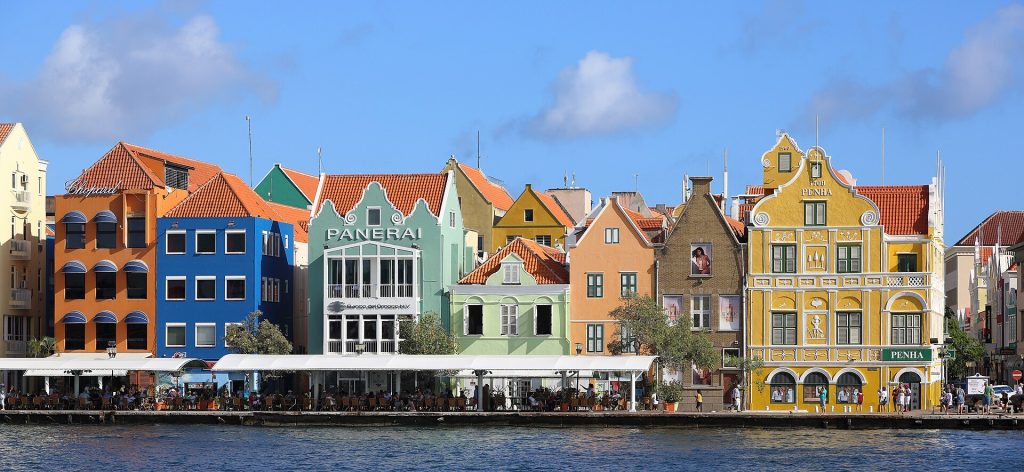 Les façades colorées de la Handelskade à Willemstad, Curaçao