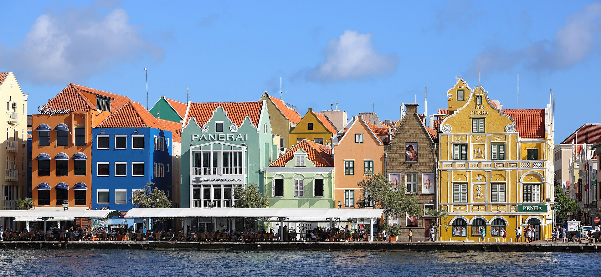 Les façades colorées de la Handelskade à Willemstad, Curaçao