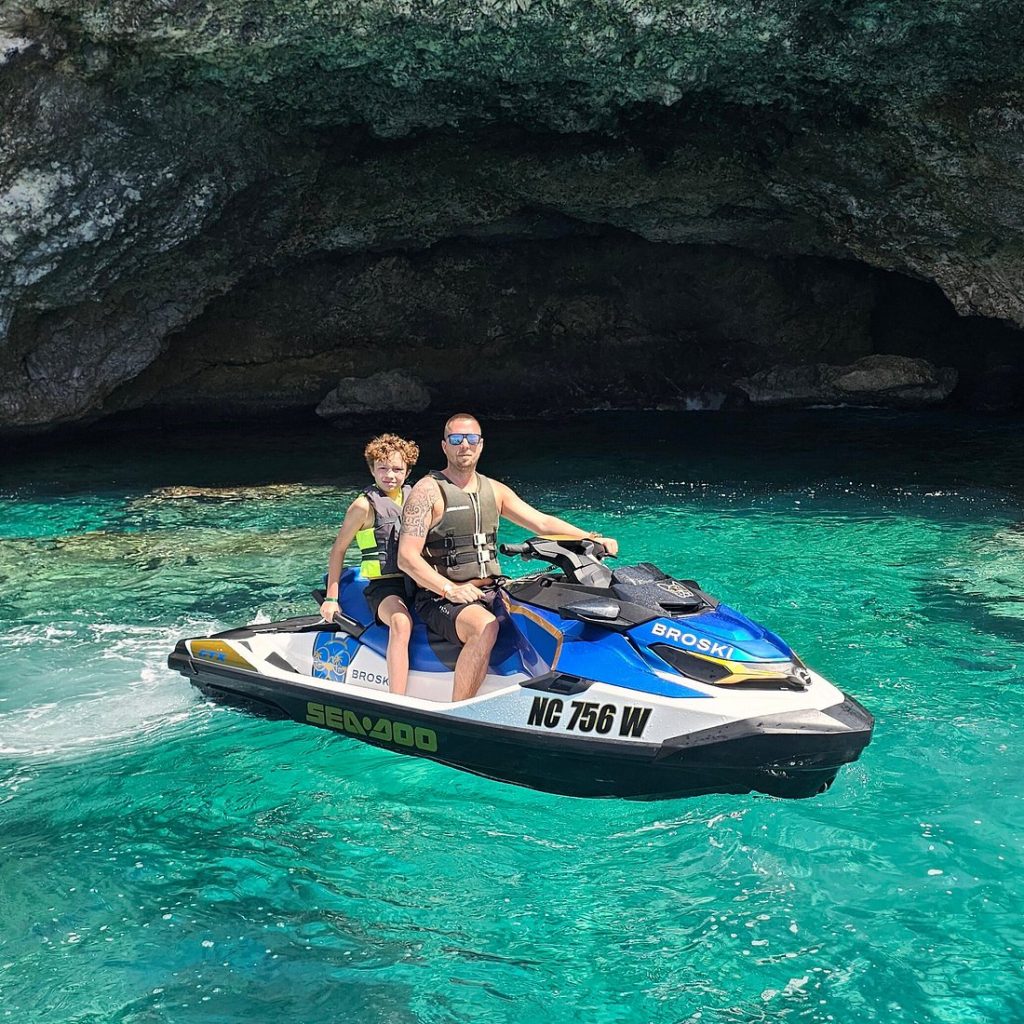 Jet-ski dans une crique turquoise de Curaçao