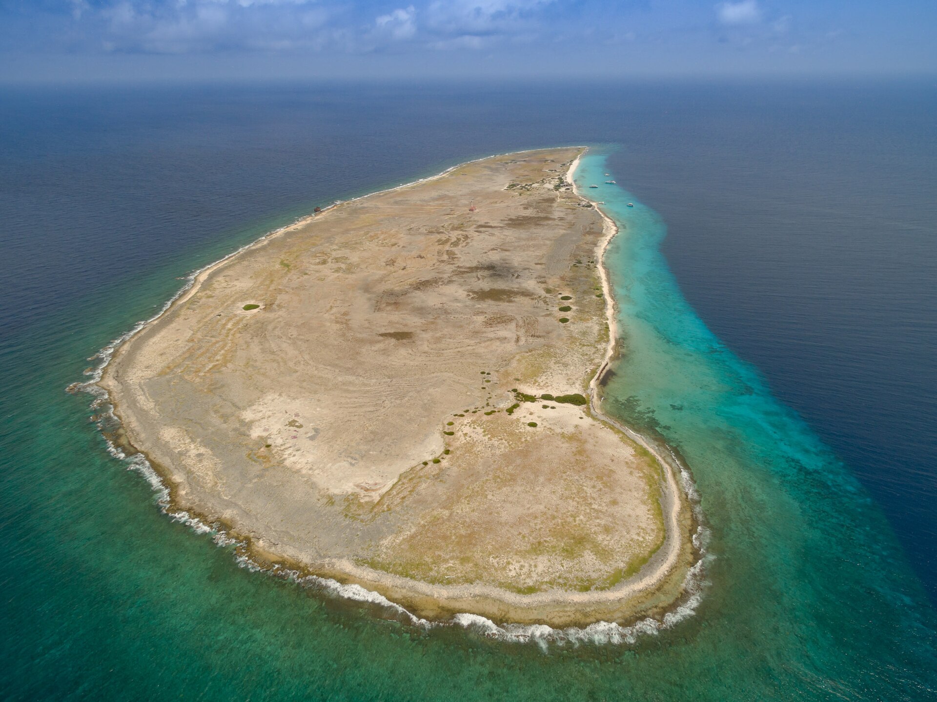 Vue aérienne de Klein Curaçao, plage de sable blanc et eau turquoise