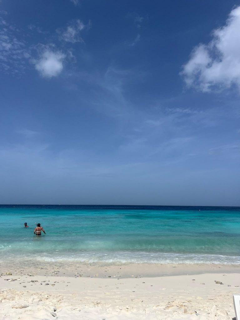 Eau turquoise et sable blanc à Curaçao