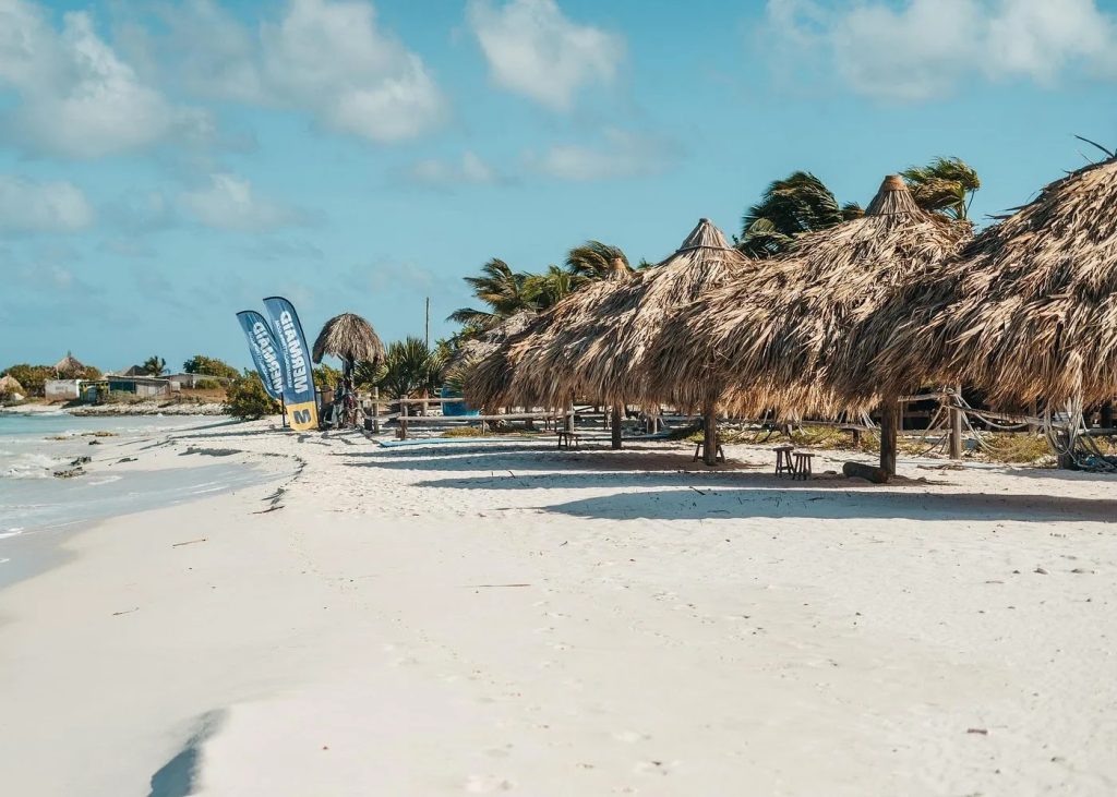 Plage de sable blanc de Klein Curaçao