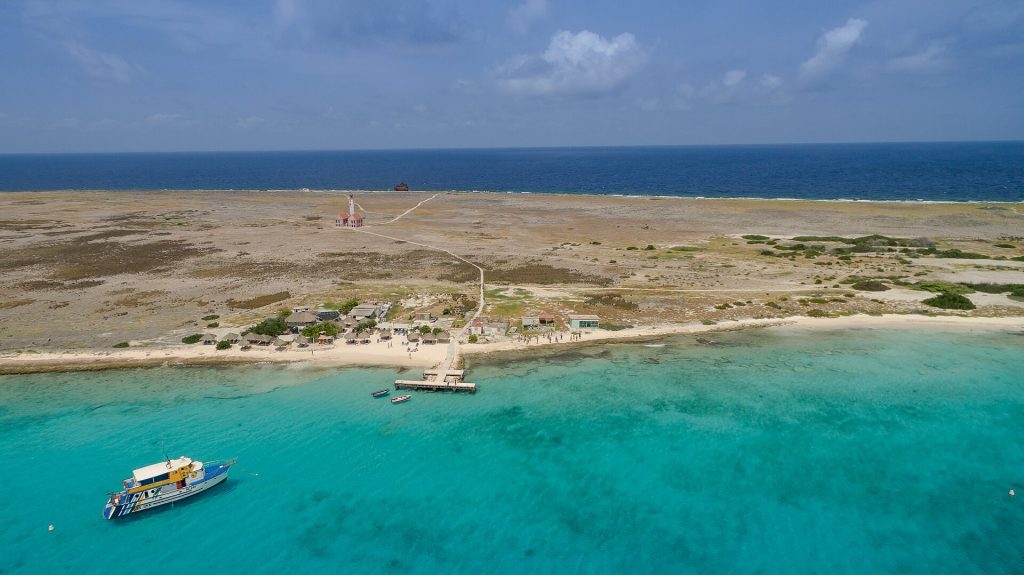La plage de sable blanc de Klein Curaçao