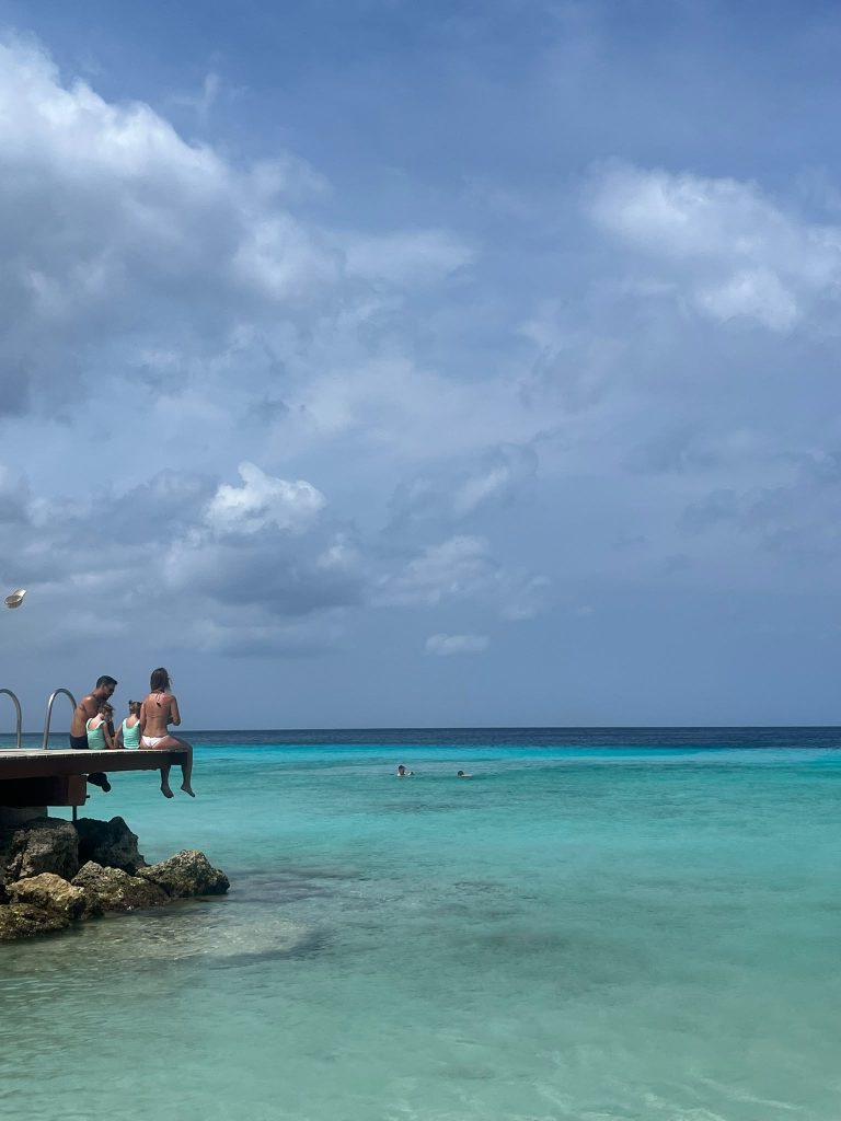 Ponton sur la mer turquoise de Curaçao
