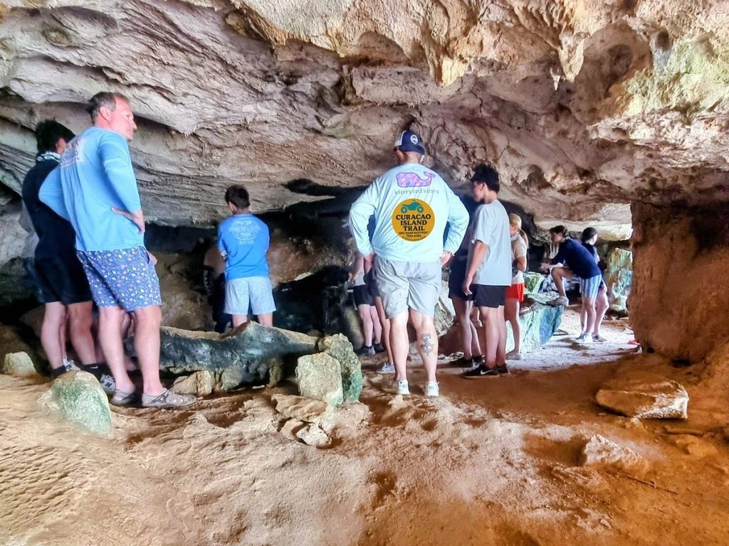 Visite d’une grotte calcaire pendant le safari en quad à Curaçao