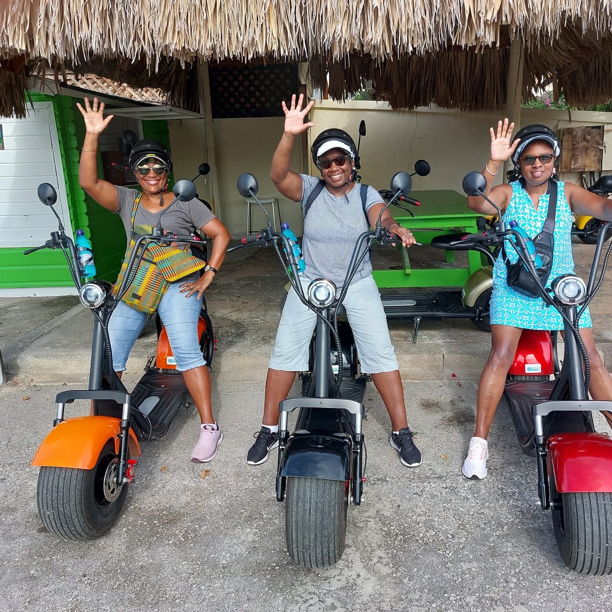Groupe en scooter électrique avec Eco Cruise à Curaçao