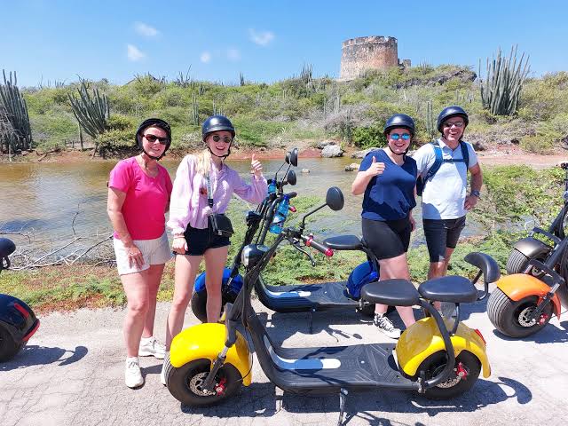 Scooter électrique près du fort de Caracasbaai