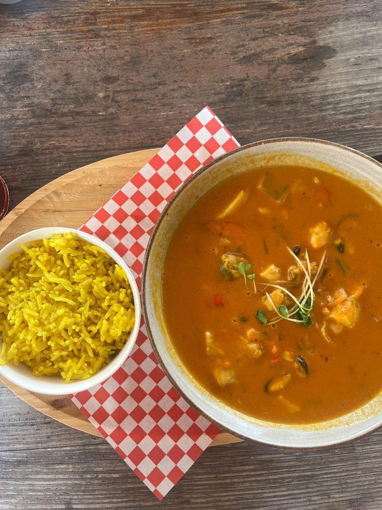 Soupe locale et riz jaune à Curaçao