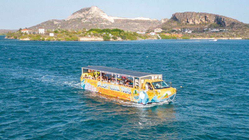 Le bus amphibie Splashy Iguana dans la mer à Curaçao