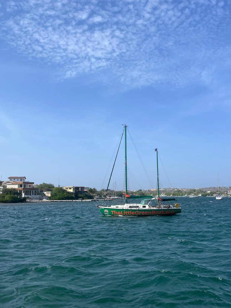 Un voilier au mouillage à Spanish Water, Curaçao